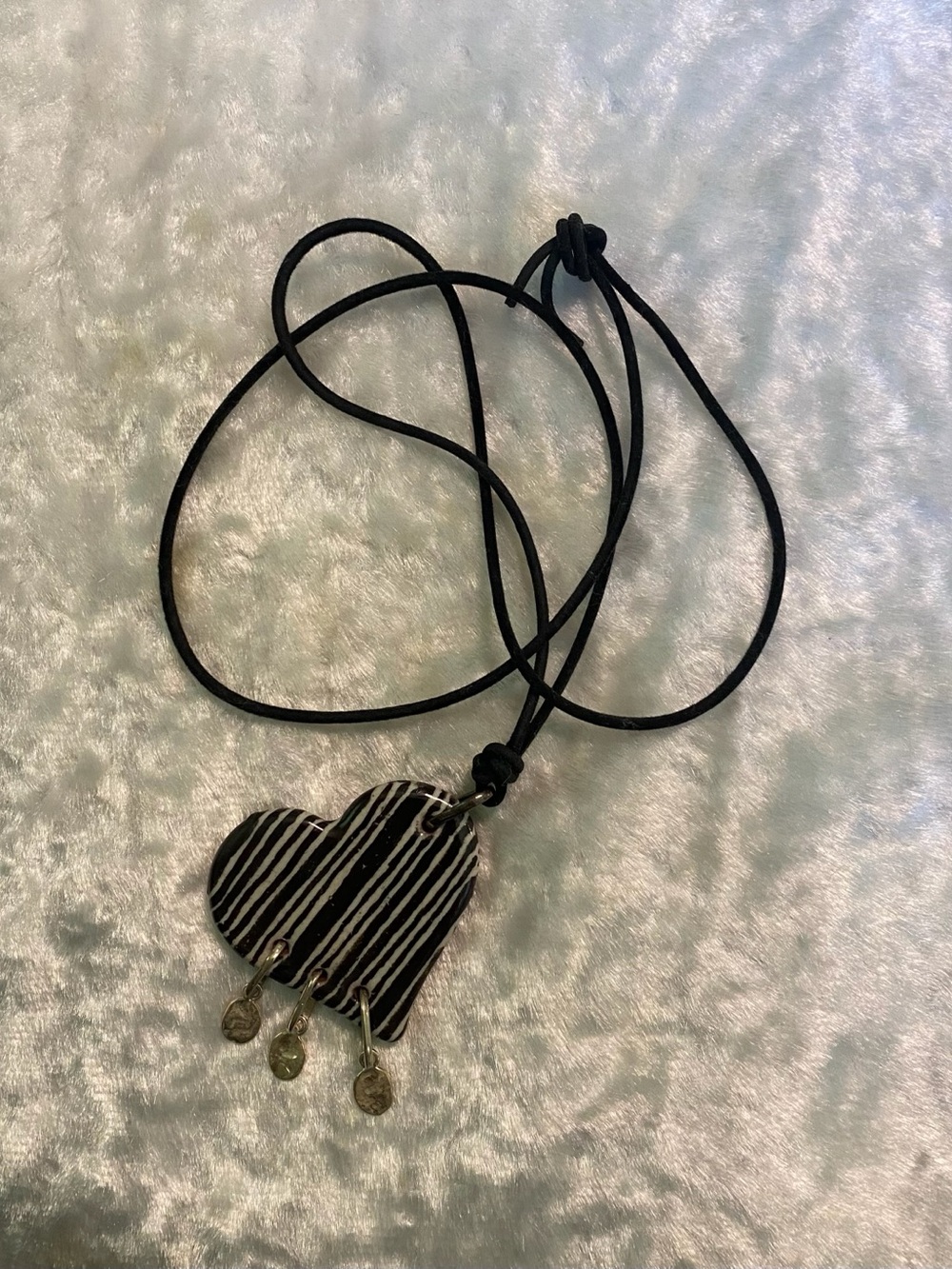 🍀VTG Glass Striped Heart Pendant Necklace - Black & White